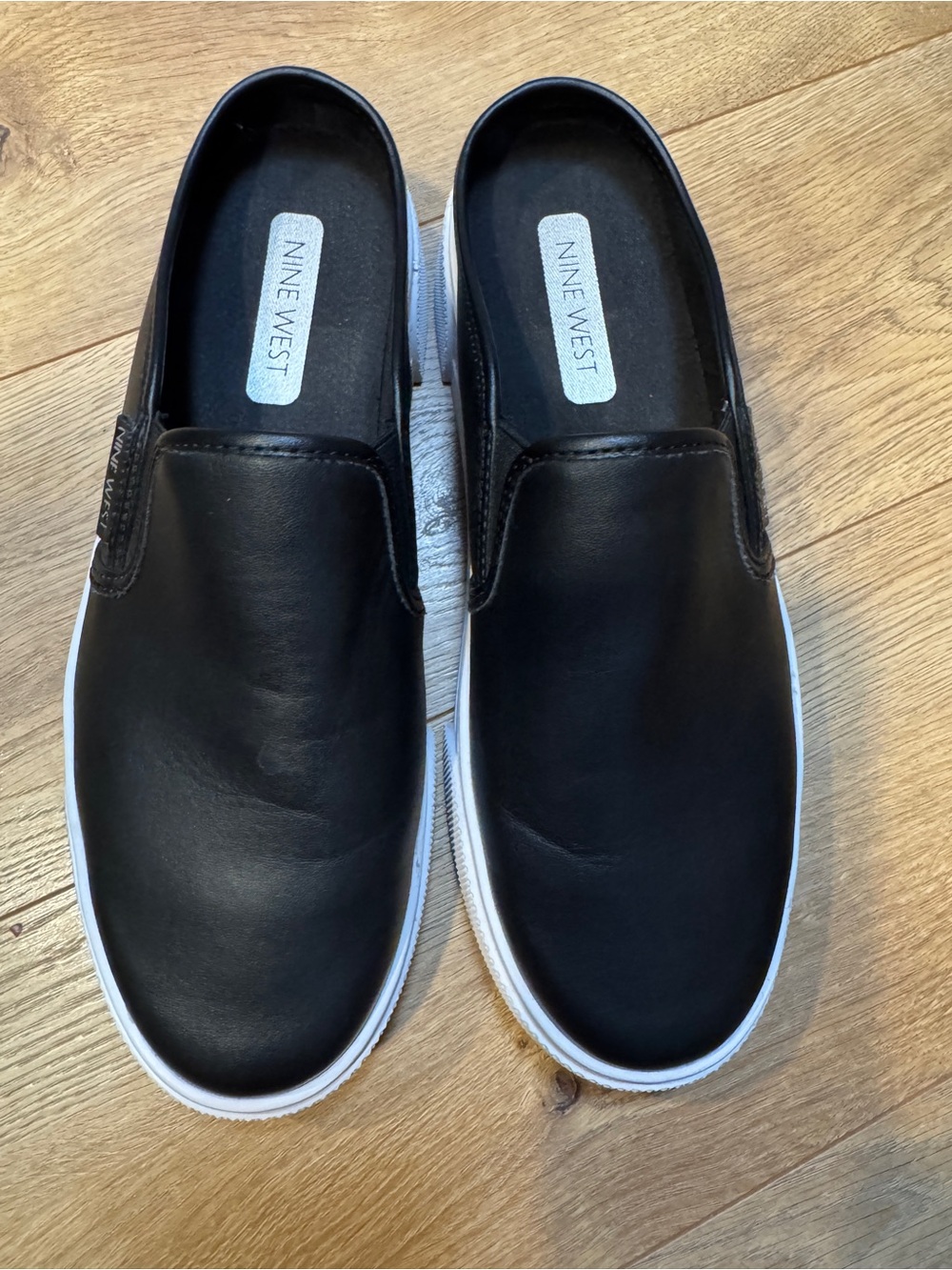 Nine West women’s Black Slip-On Sneakers Sz 9 New